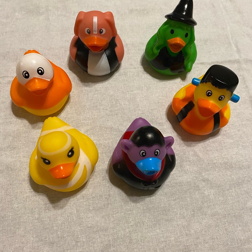 Set of Halloween Themed Rubber Ducks
DUCK A JEEP!
Brand new !!